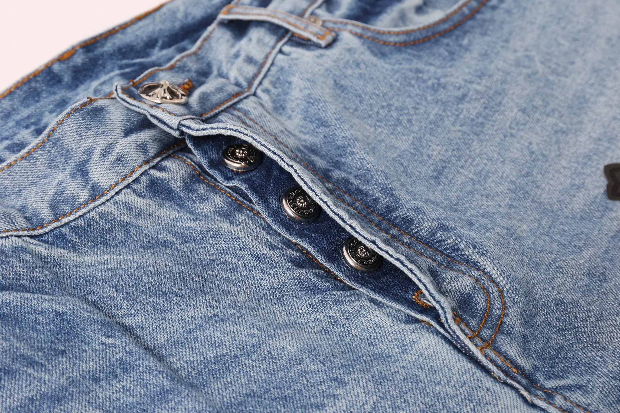P280 Style No.: H882 Chrome Heart & Chrome Heart Blue Pants Colored Leather Heavy Duty Jeans ChromeHearts#Design Jeans Invincible Texture Ceiling-Level Jeans Hard to Find at the Counter‼ ️ Cross patchwork leather jeans, top-notch heavy-duty washing process, calfskin laser-cut cross, distressed silver hardware, straight version to make the upper body slimmer, that lesbian style Color: blue Size: 28-30-32-34-36